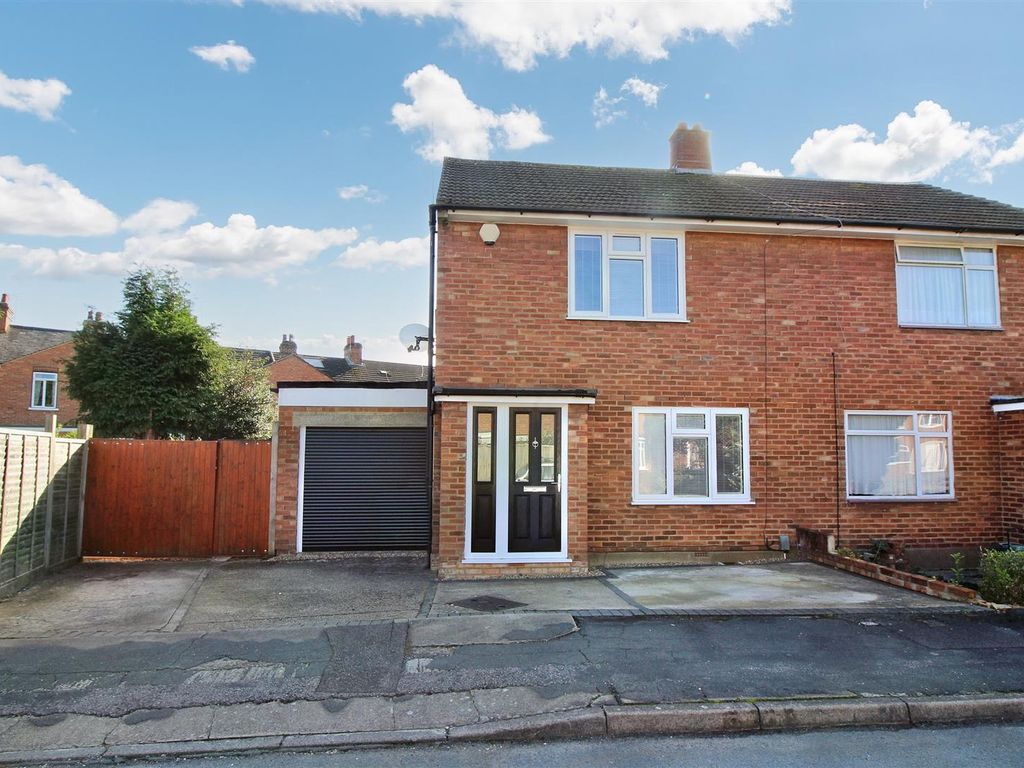 3 bed semidetached house for sale in Leyfield Road, Aylesbury HP21, £