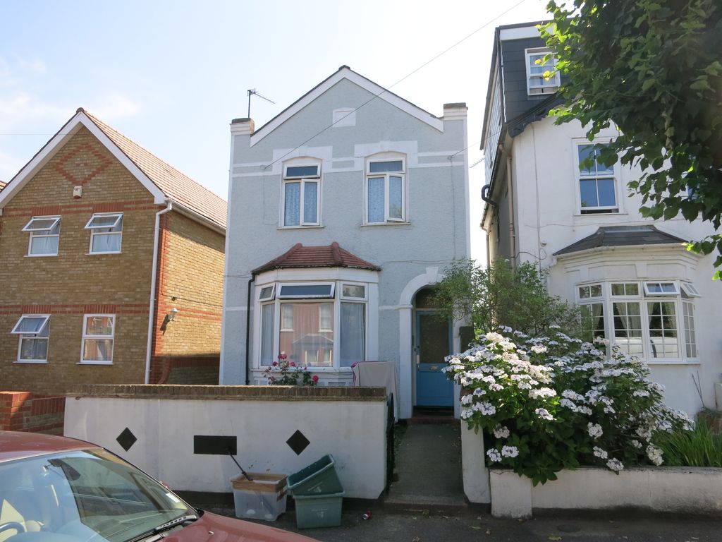 Studio to rent in Worthington Road, Surbiton KT6, £725 pcm Zoopla