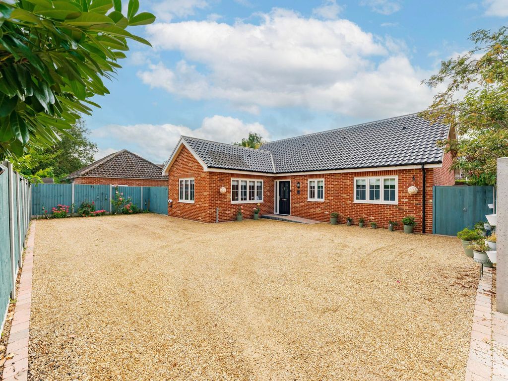 3 bed detached bungalow for sale in London Road, Attleborough NR17, £