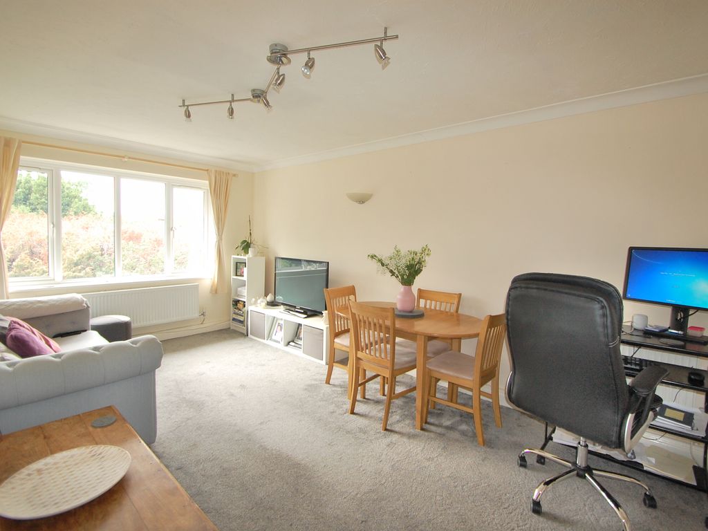 2 bed flat to rent in Parkgate Road, Wallington SM6, £1,500 pcm Zoopla