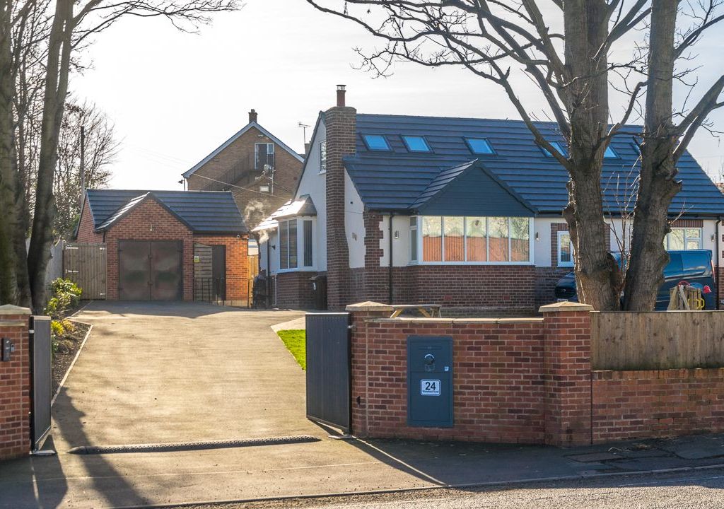 5 bed detached bungalow for sale in Wakefield Road, Ossett WF5, £