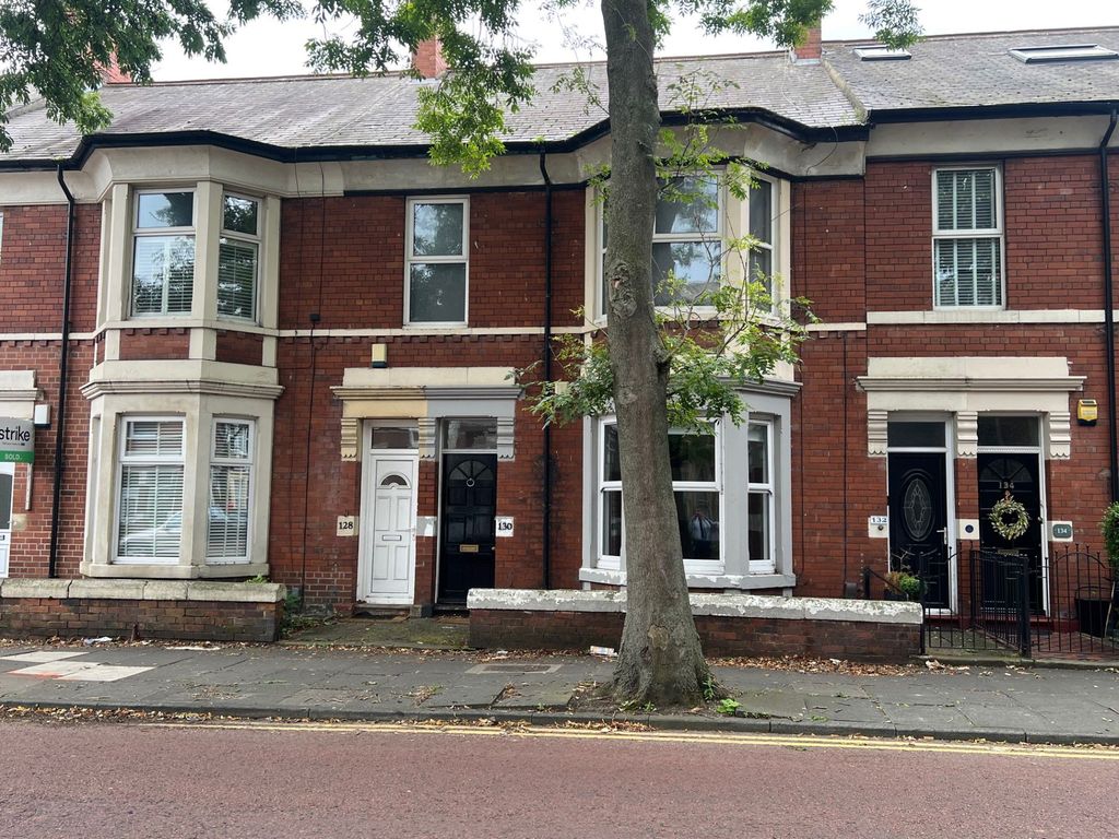 2 bed flat to rent in Queen Alexandra Road, North Shields NE29, £725