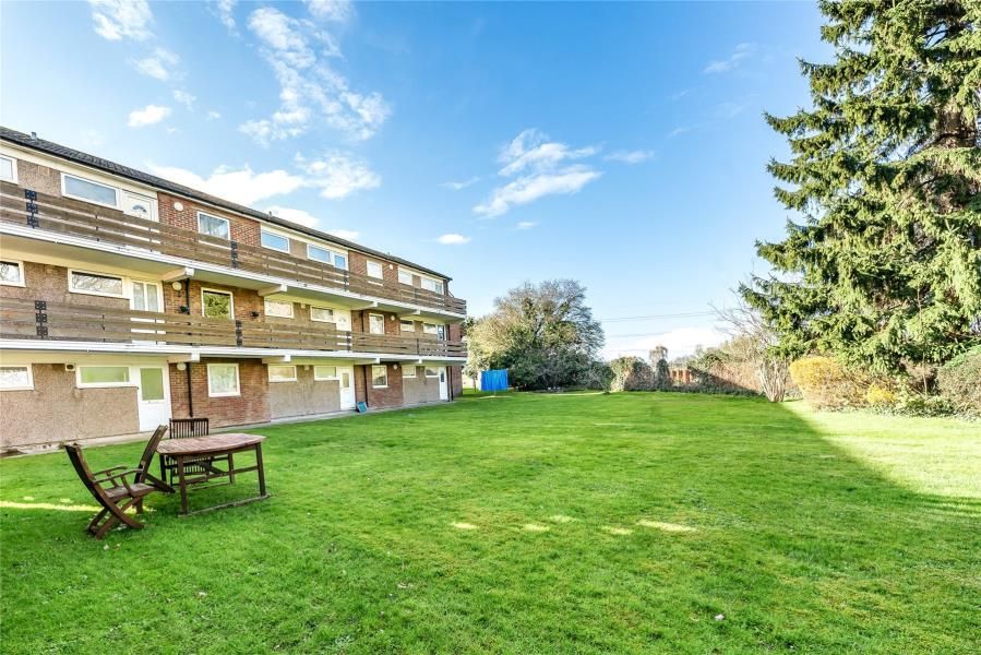 1 bed flat to rent in Addlestone, Surrey KT15, £1,150 pcm Zoopla