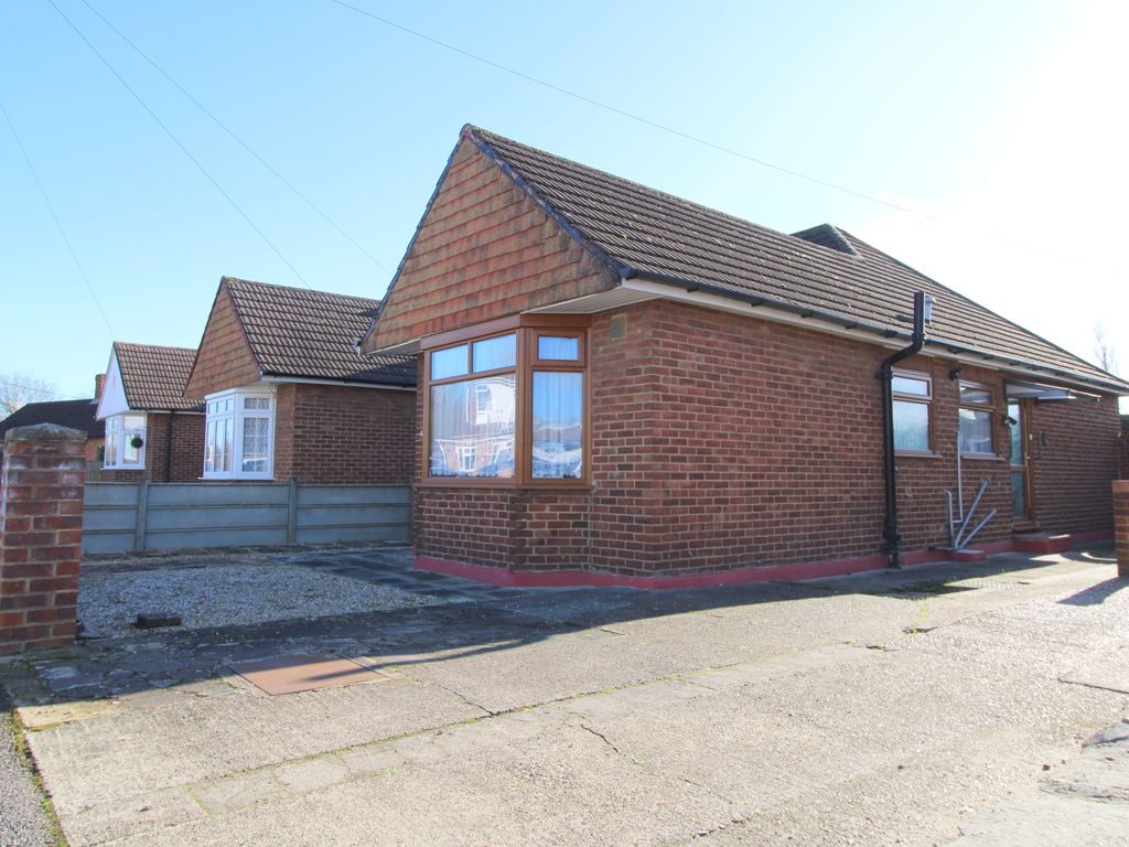 2 bed semidetached bungalow for sale in Brook Close, Stanwell, Staines