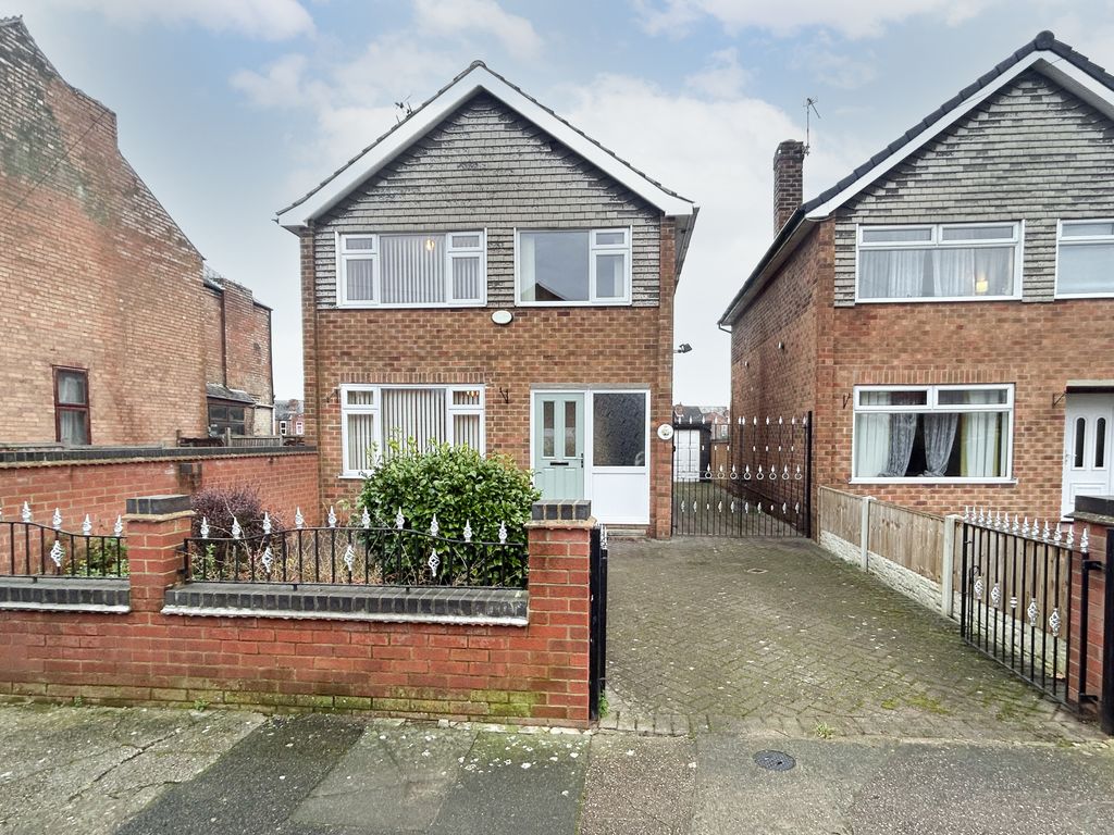 3 bed detached house to rent in Wellington Street, Long Eaton