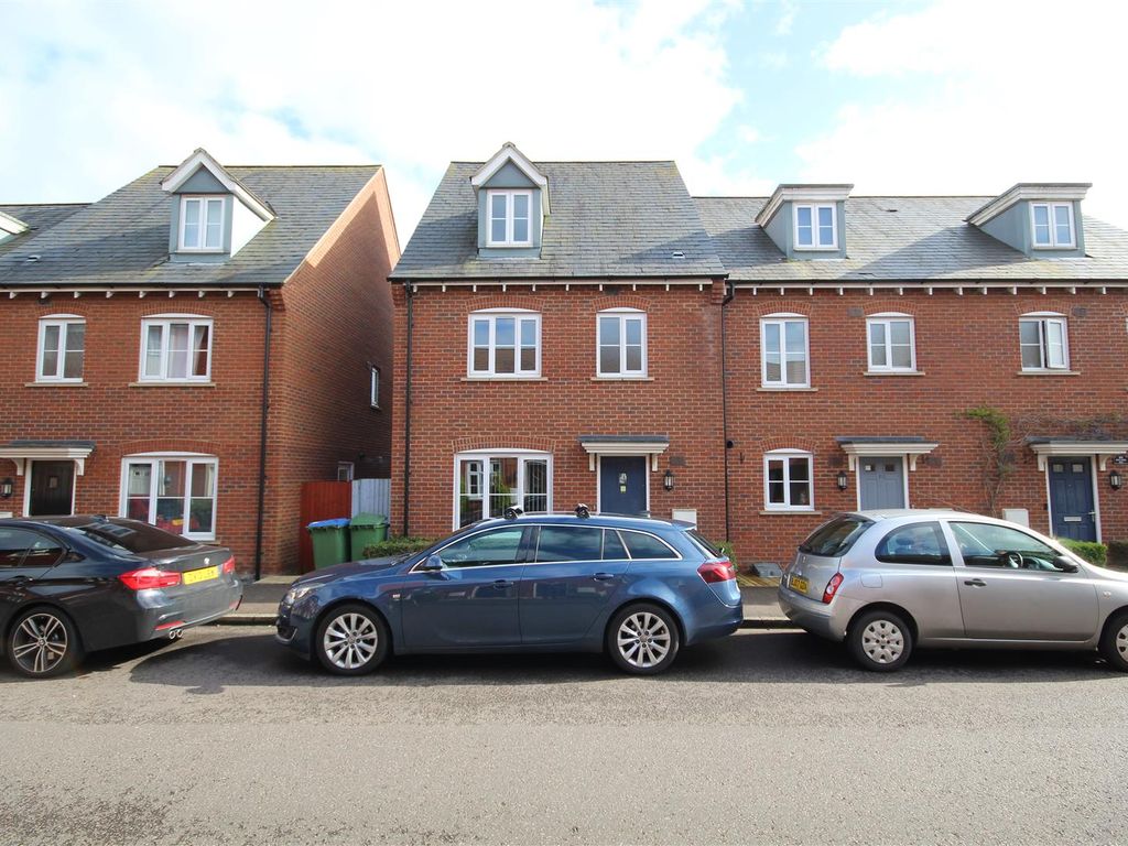 4 bed end terrace house to rent in Prince Rupert Drive, Aylesbury HP19