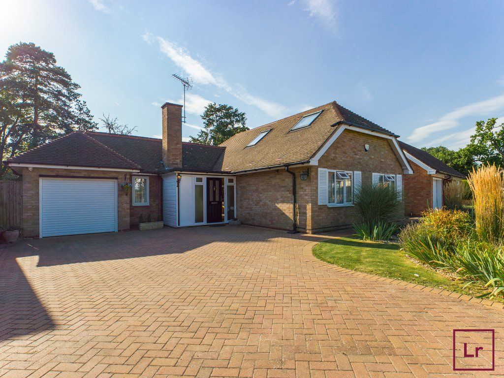 3 bed detached bungalow for sale in Howletts Lane, Ruislip, Middlesex