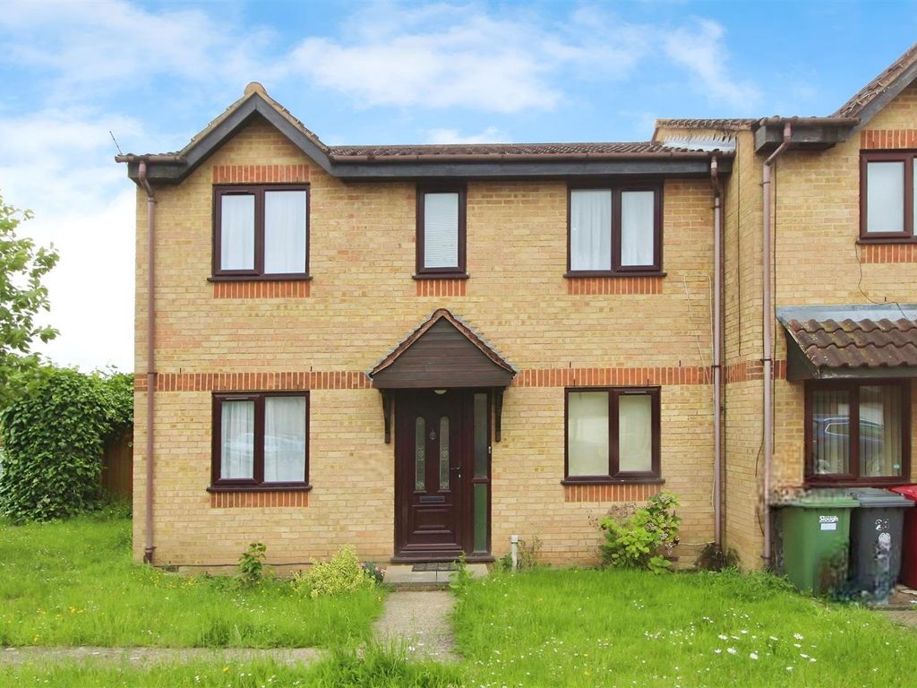 3 bed semidetached house to rent in Lowestoft Drive, Burnham, Slough