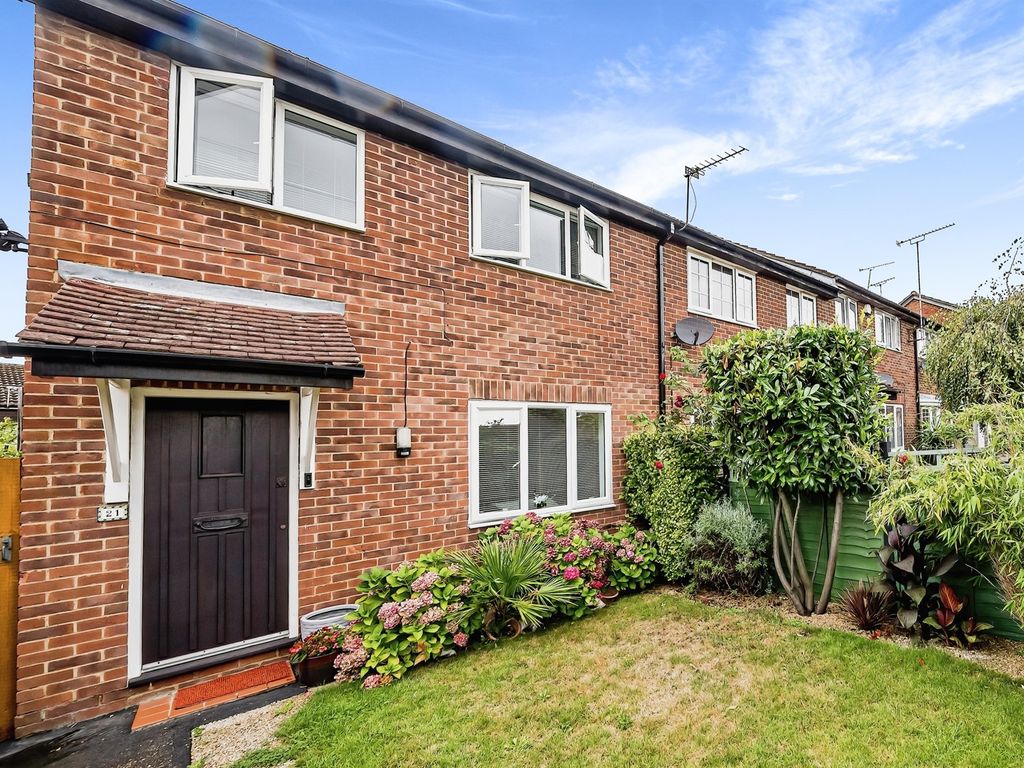 3 bed end terrace house for sale in Dunster Gardens, Cippenham, Slough