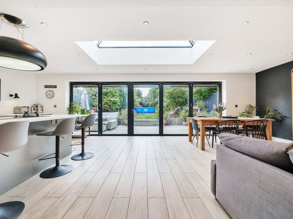 5 bed detached house for sale in Bethune Avenue, London N11, £1,000,000