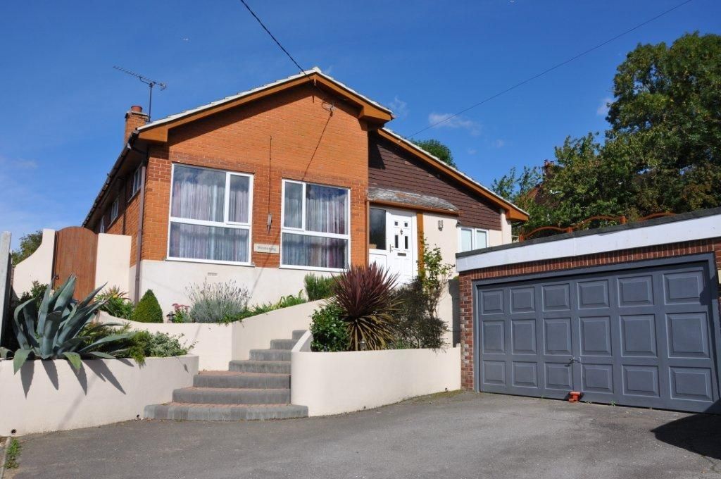 4 bed bungalow to rent in Southend Road, Crays Hill, Billericay, Essex