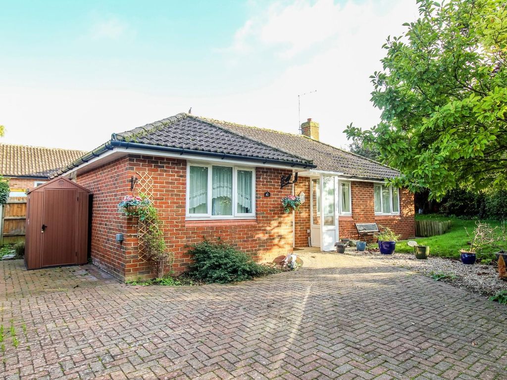 2 bed bungalow for sale in High Street, Great Abington, Cambridge CB21