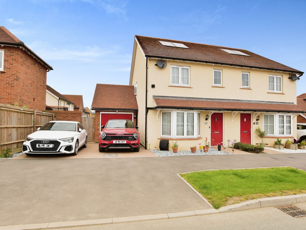 3 bed semidetached house for sale in Pearwood Road, Allington