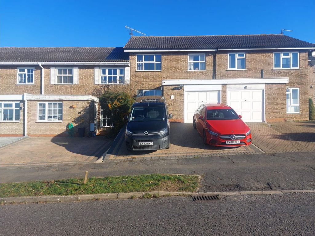 3 bed terraced house for sale in Hazlehurst Drive, Aylesbury HP21, £