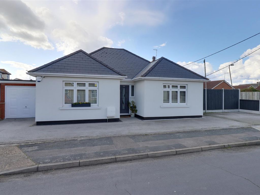 5 bed detached bungalow for sale in Maurice Road, Canvey Island SS8