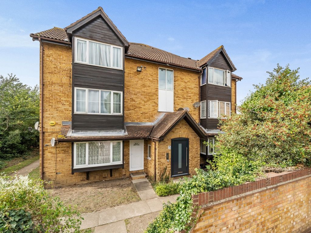 Studio to rent in Knights Manor Way, Dartford DA1, £1,100 pcm Zoopla