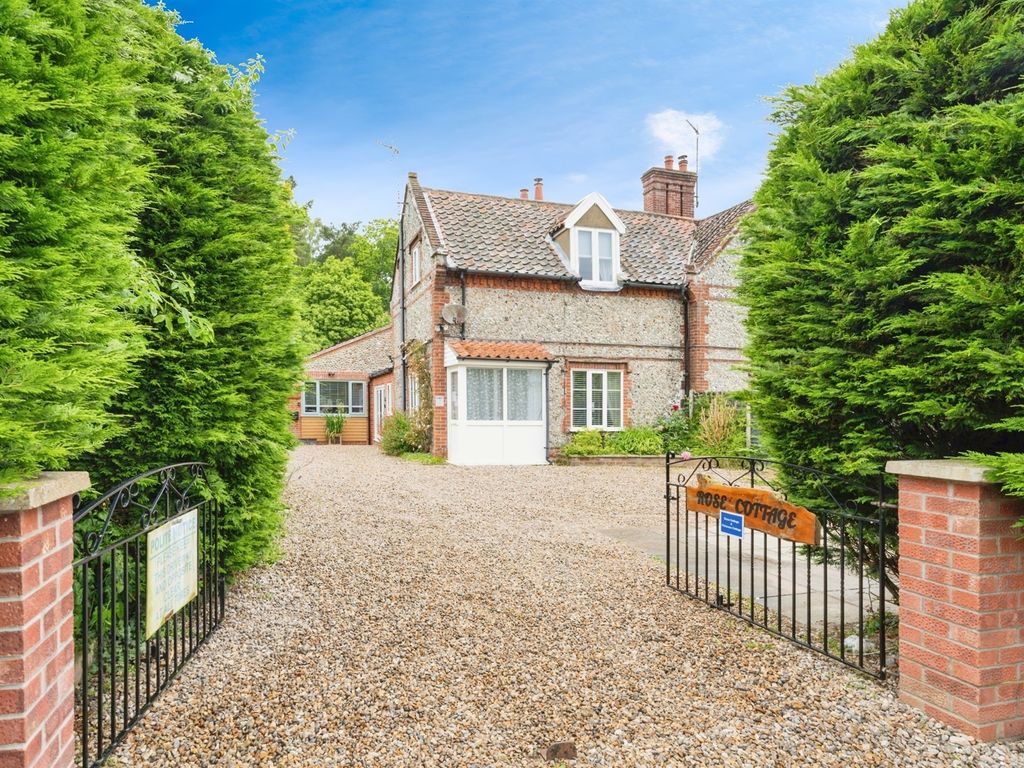 4 bed semidetached house for sale in Holt Road, Cromer NR27, £650,000