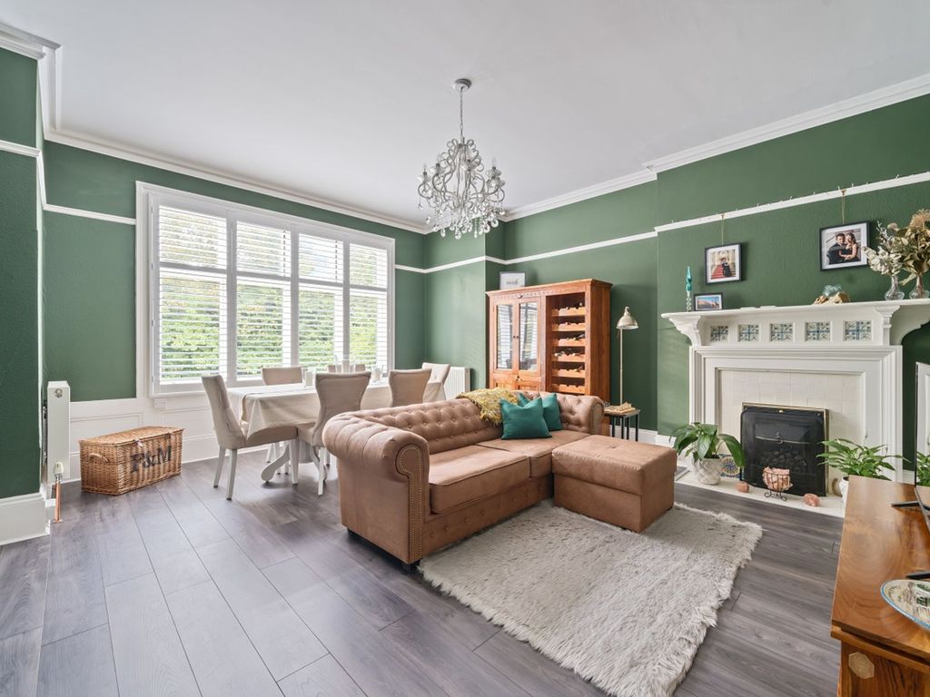 2 bed flat for sale in Broadwater Down, Tunbridge Wells TN2, £400,000