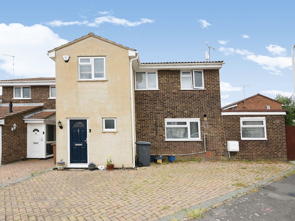3 bed semidetached house for sale in Snowdrop Close, Springfield