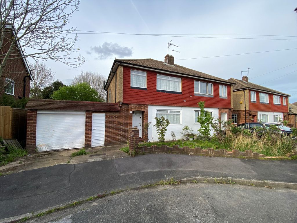 3 bed semidetached house for sale in Bedfont Close, Bedfont, Feltham