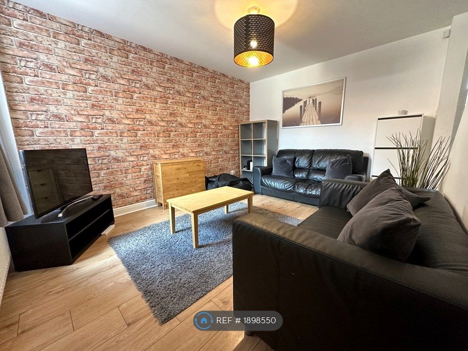 4 bed terraced house to rent in Oxford Street, Middlesbrough TS1, £498