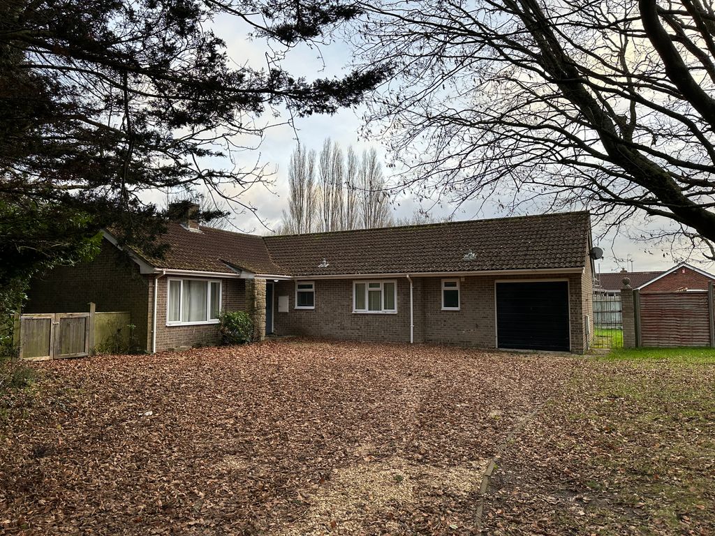 3 bed bungalow to rent in Wellington Road, Taunton TA1, £1,900 pcm Zoopla