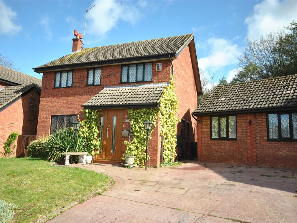 4 bed detached house for sale in The Avenue, Cliftonville, Northampton
