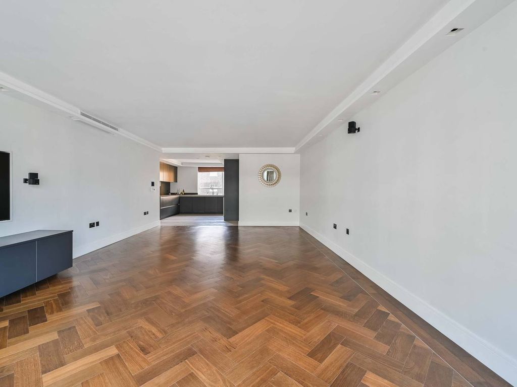 3 bed flat to rent in Portland Place, Marylebone, London W1B, £7,000