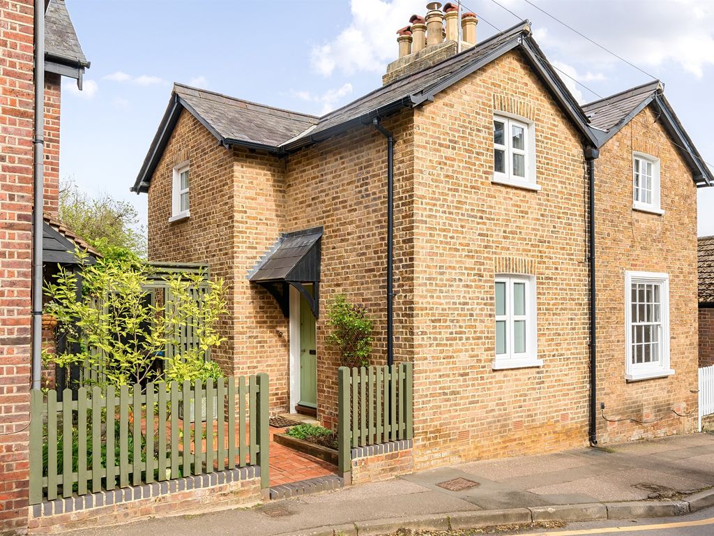 2 bed semidetached house for sale in Chesham Road, Berkhamsted HP4, £
