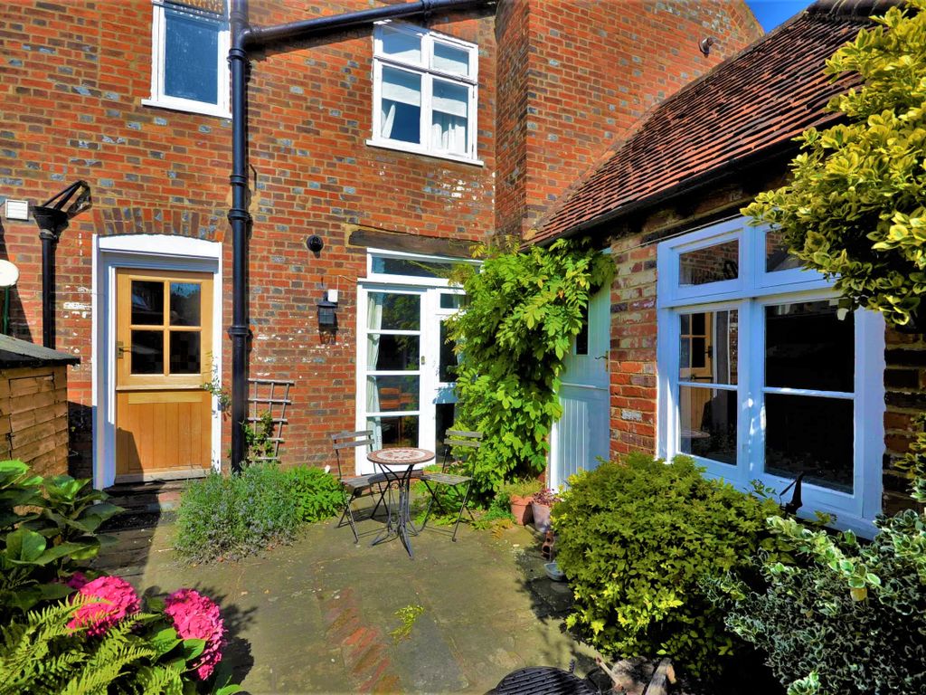 1 bed flat to rent in Tylesworth, Whielden Green, Amersham, Bucks HP7