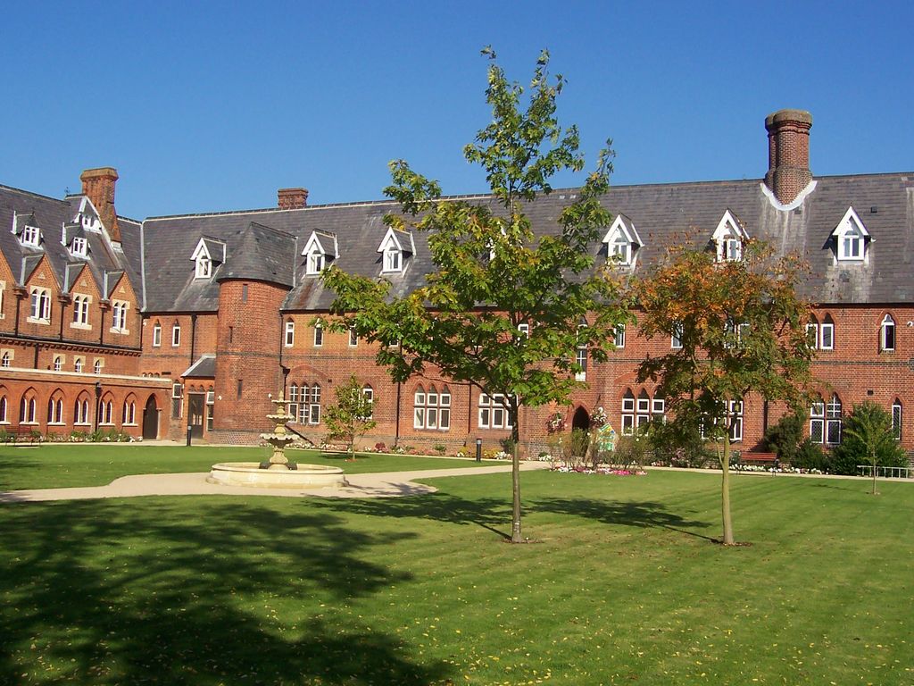 2 bed flat to rent in Convent Court EPC C, Hatch Lane, Windsor SL4, £