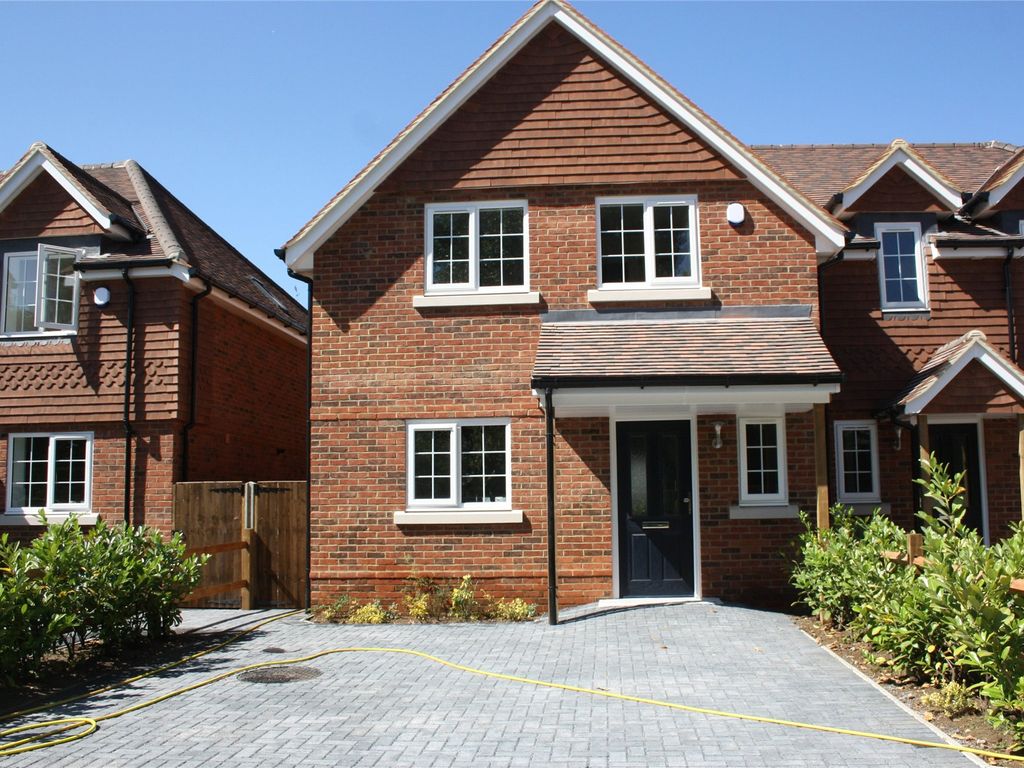 3 bed semidetached house to rent in South Lane, Ash, Aldershot, Surrey