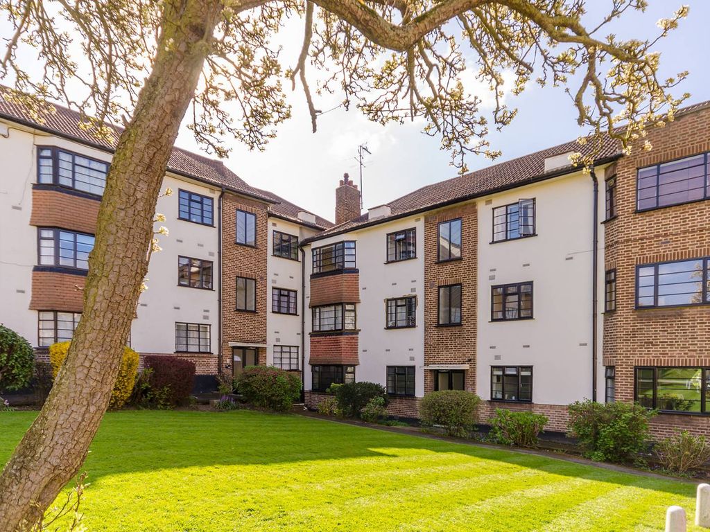 2 bed flat for sale in North Finchley, North Finchley, London N12, £