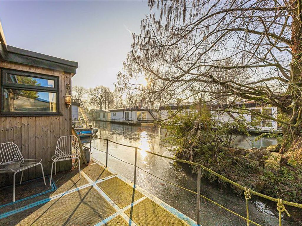 2 bed houseboat for sale in Taggs Island, Hampton TW12 Zoopla