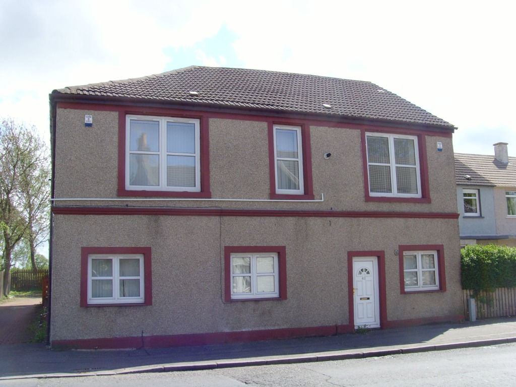 2 bed flat to rent in Street, Wishaw ML2