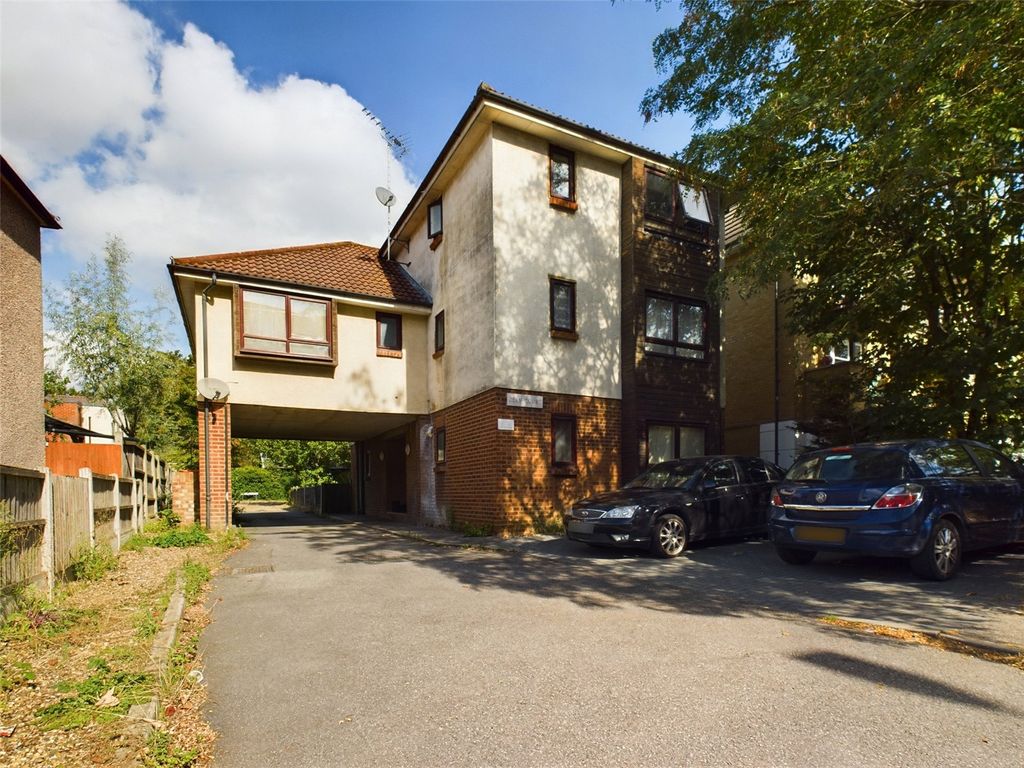 1 bed flat for sale in London Road, Romford RM7, £145,000 Zoopla