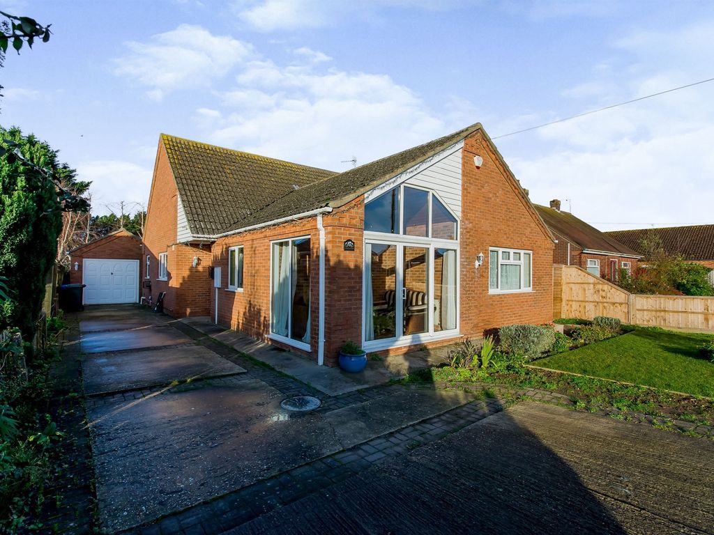 4 bed detached bungalow for sale in Station Road, Old Leake, Boston