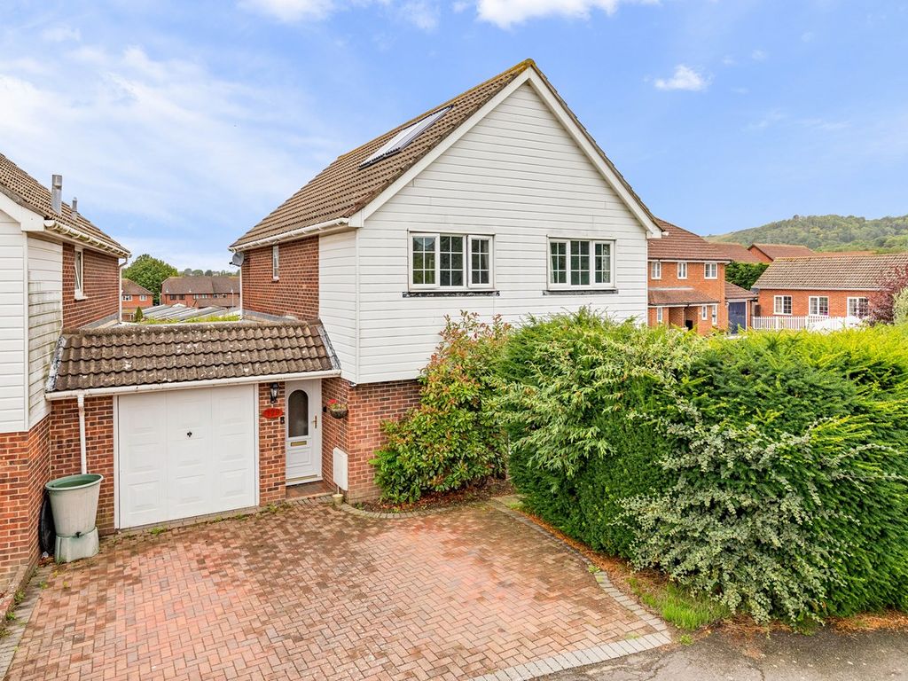 4 bed detached house for sale in Lucy Avenue, Folkestone CT19, £500,000