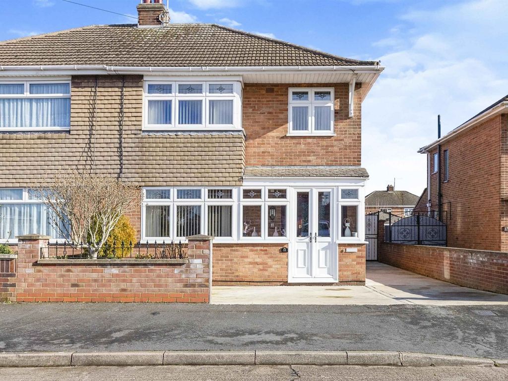 3 bed semidetached house for sale in Central Square, Stanground
