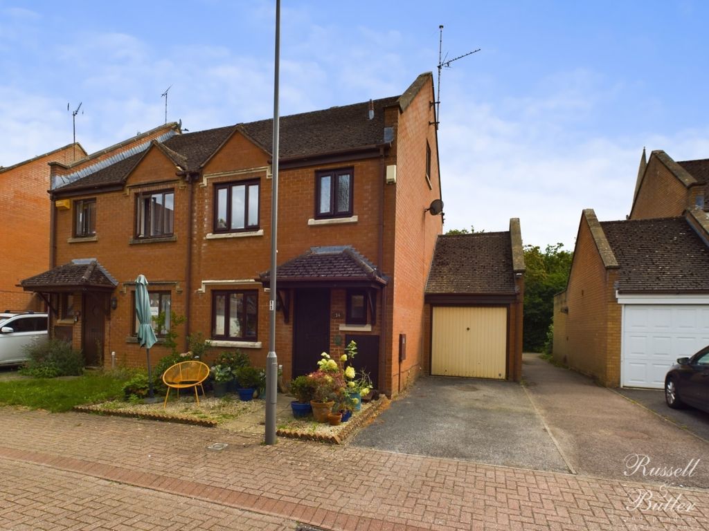 3 bed semidetached house for sale in Fishers Field, Buckingham MK18, £349,995 Zoopla