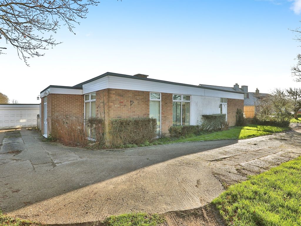4 bed detached bungalow for sale in Norwich Road, Tacolneston, Norwich