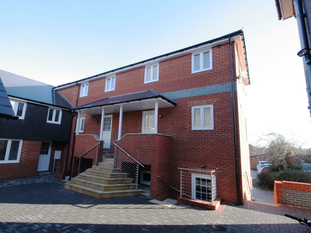 2 bed terraced house to rent in Station Road, Thatcham RG19 Zoopla