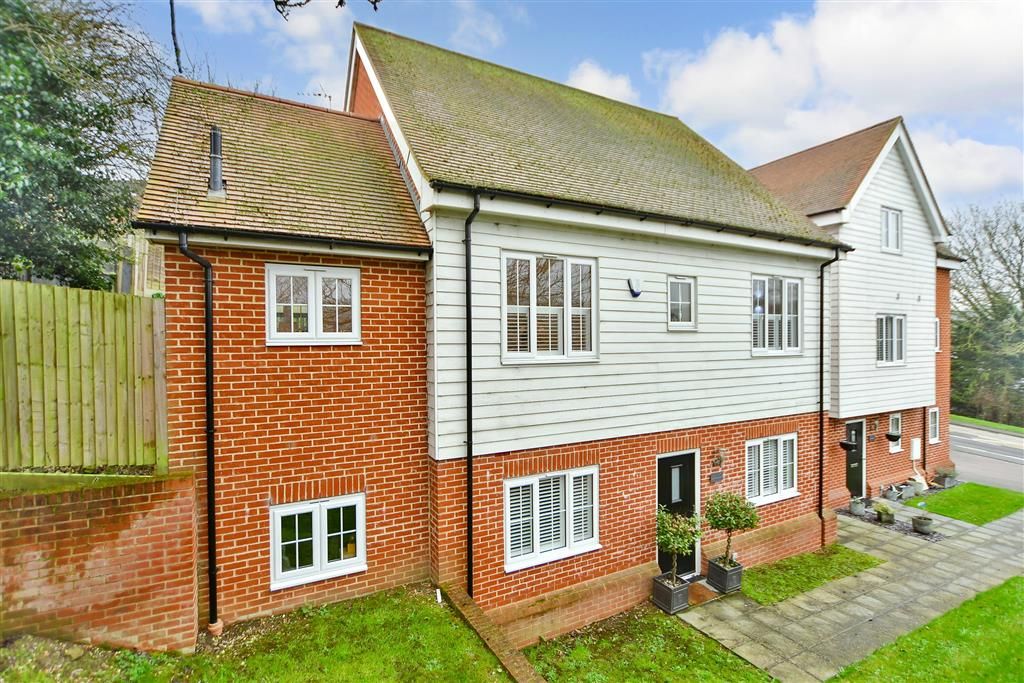 4 bed detached house for sale in Rochester Road, Cuxton, Rochester
