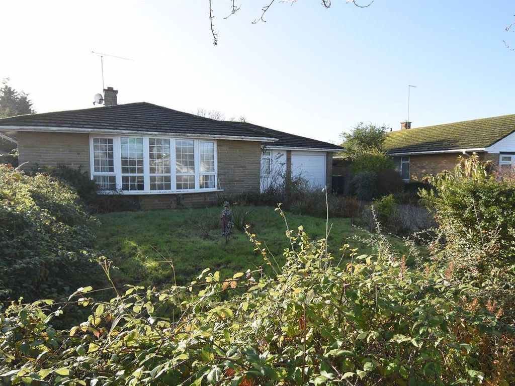 3 bed semidetached bungalow for sale in Woodvale Avenue, Chestfield