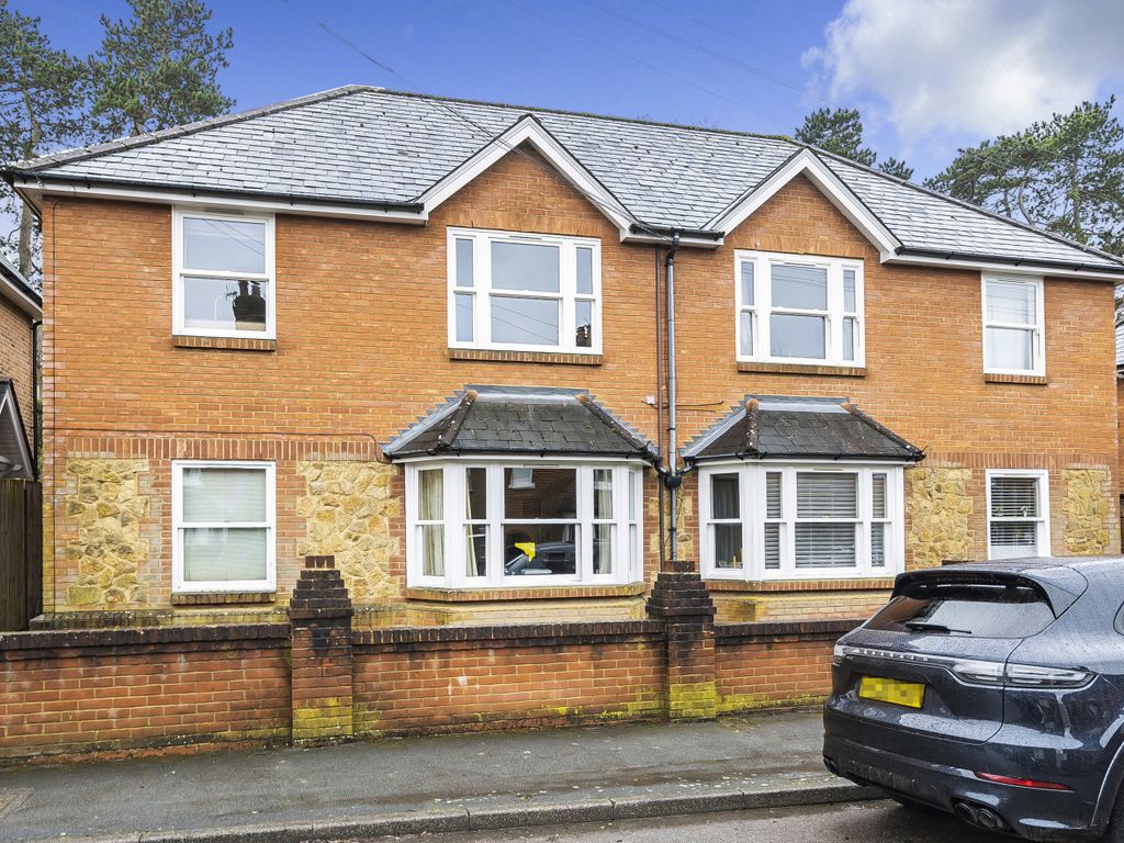 1 bed flat for sale in Addison Road, Guildford, Surrey GU1, £260,000