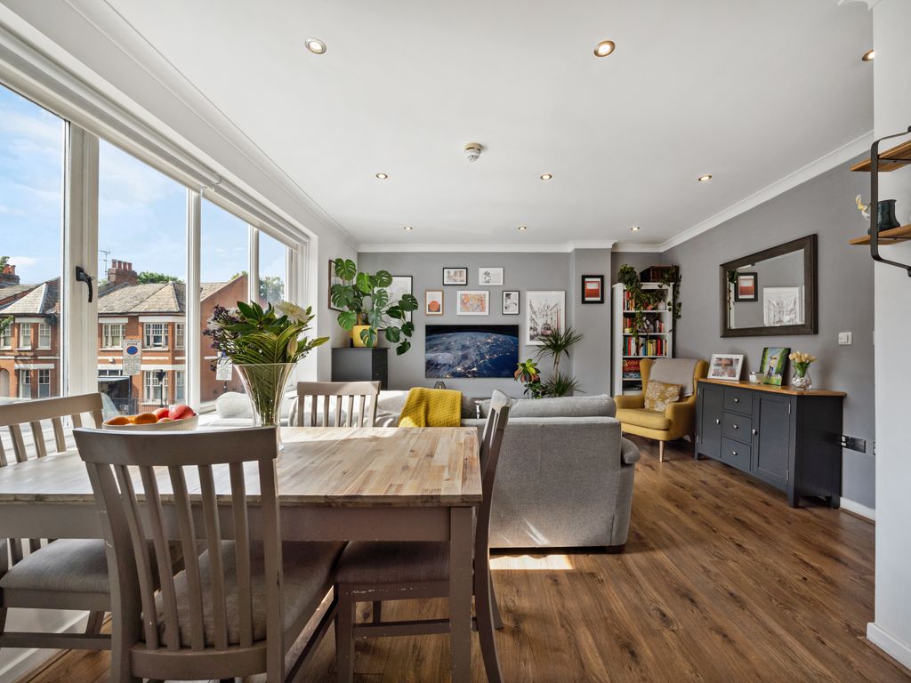 2 bed flat for sale in Mount Pleasant Crescent, London N4, £525,000