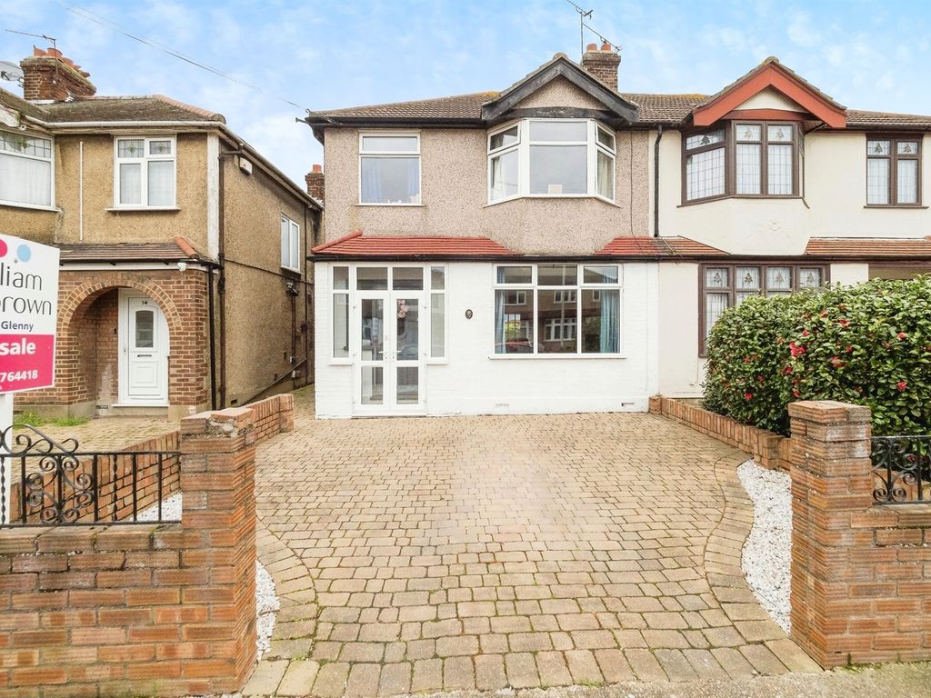 3 bed semidetached house for sale in Jubilee Avenue, Romford RM7, £