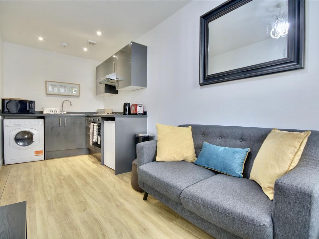 2 bed flat to rent in Enterprise House, Isambard Brunel Road
