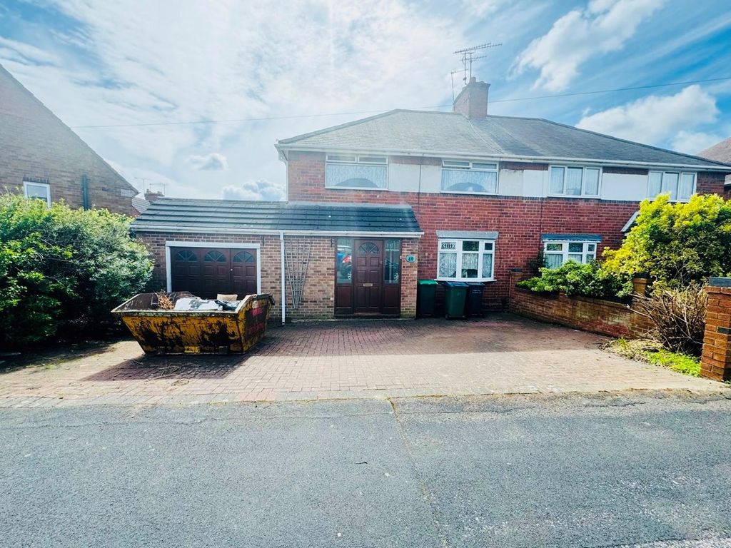 4 bed semidetached house to rent in Beverley Road, West Bromwich B71