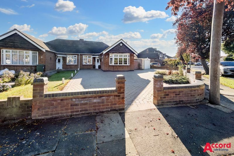 3 bed semidetached bungalow for sale in Beauly Way, Rise Park, Romford RM1 Zoopla